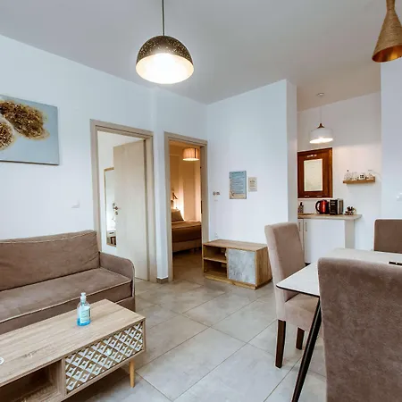 Deluxe Rooms Aparthotel 3*