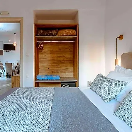 Aparthotel Deluxe Rooms 3*